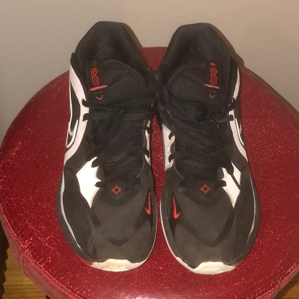 Kyrie low 5 ‘bred’